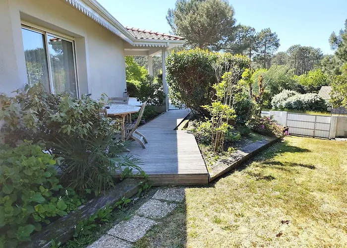 Spacieuse Avec Piscine Chauffee, Jardin Et Terrasse A Petit-piquey - Fr-1-736-9 Vila *