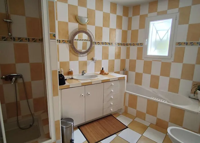 Vila Spacieuse Avec Piscine Chauffee, Jardin Et Terrasse A Petit-piquey - Fr-1-736-9 *