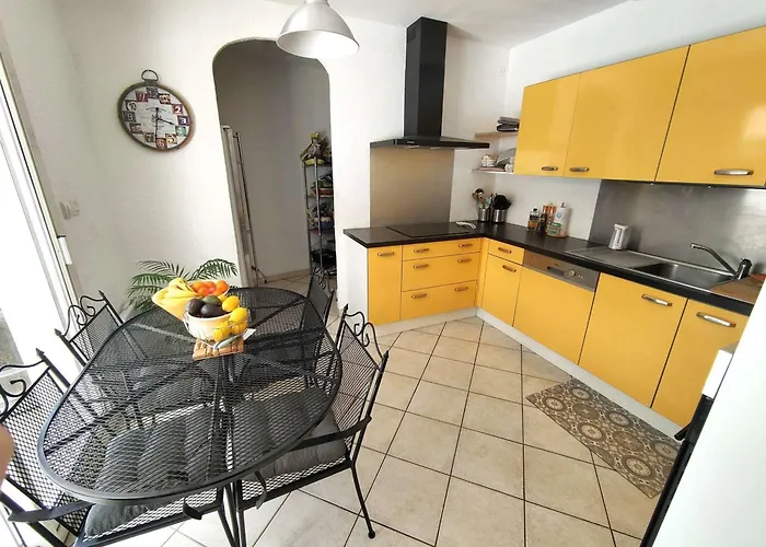 Spacieuse Avec Piscine Chauffee, Jardin Et Terrasse A Petit-piquey - Fr-1-736-9 Vila