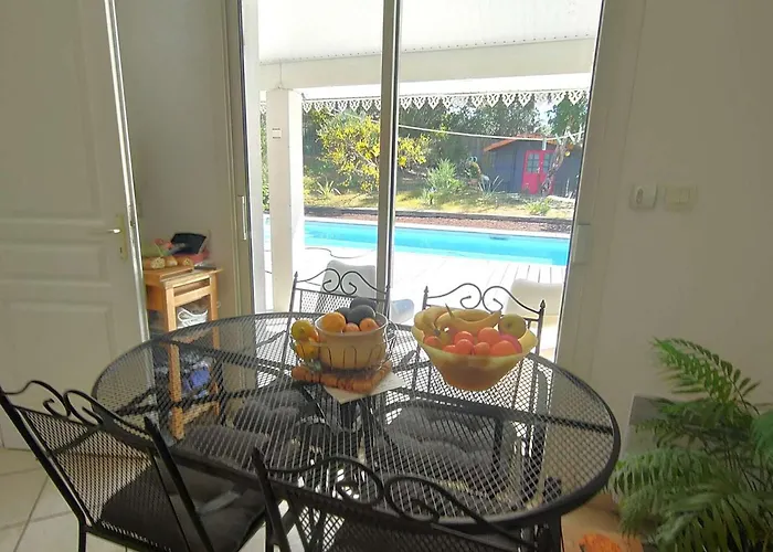 Vila Spacieuse Avec Piscine Chauffee, Jardin Et Terrasse A Petit-piquey - Fr-1-736-9