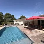 Spacieuse Avec Piscine Chauffee, Jardin Et Terrasse A Petit-piquey - Fr-1-736-9 *