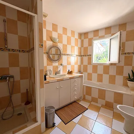 Spacieuse Avec Piscine Chauffee, Jardin Et Terrasse A Petit-piquey - Fr-1-736-9 Vila