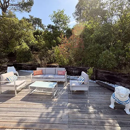 Vila Spacieuse Avec Piscine Chauffee, Jardin Et Terrasse A Petit-piquey - Fr-1-736-9