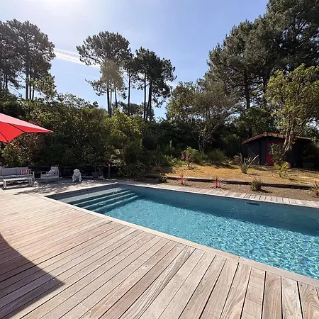 Vila Spacieuse Avec Piscine Chauffee, Jardin Et Terrasse A Petit-piquey - Fr-1-736-9 *