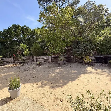 Spacieuse Avec Piscine Chauffee, Jardin Et Terrasse A Petit-piquey - Fr-1-736-9 *