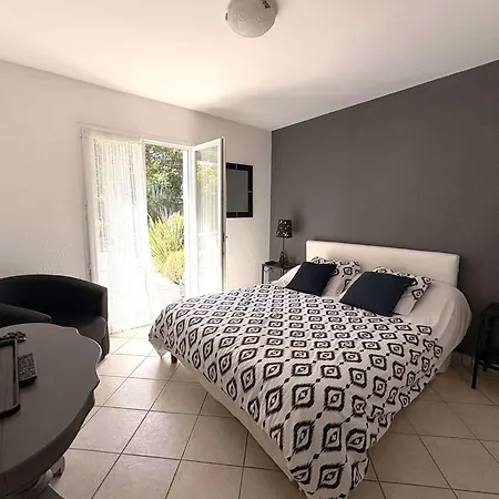 Vila Spacieuse Avec Piscine Chauffee, Jardin Et Terrasse A Petit-piquey - Fr-1-736-9 *