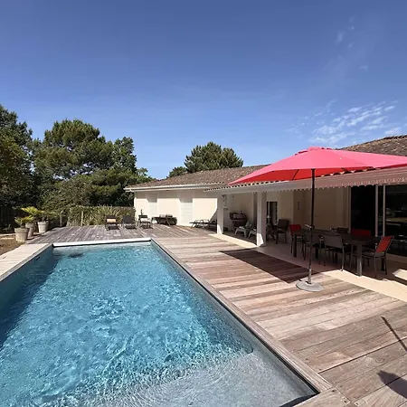 Spacieuse Avec Piscine Chauffee, Jardin Et Terrasse A Petit-piquey - Fr-1-736-9 *