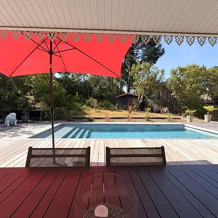 Spacieuse Avec Piscine Chauffee, Jardin Et Terrasse A Petit-piquey - Fr-1-736-9