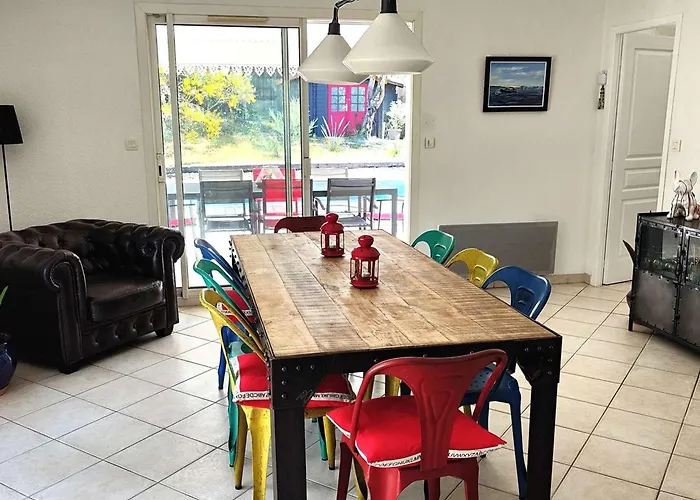 Villa Spacieuse Avec Piscine Chauffee, Jardin Et Terrasse A Petit-piquey - Fr-1-736-9 *